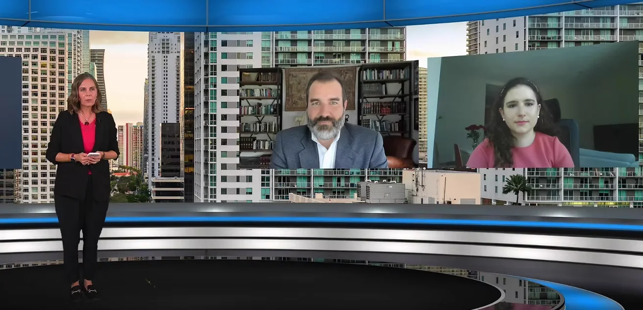 Programa emitido sobre una escenografía virtual con invitados conectados en remoto